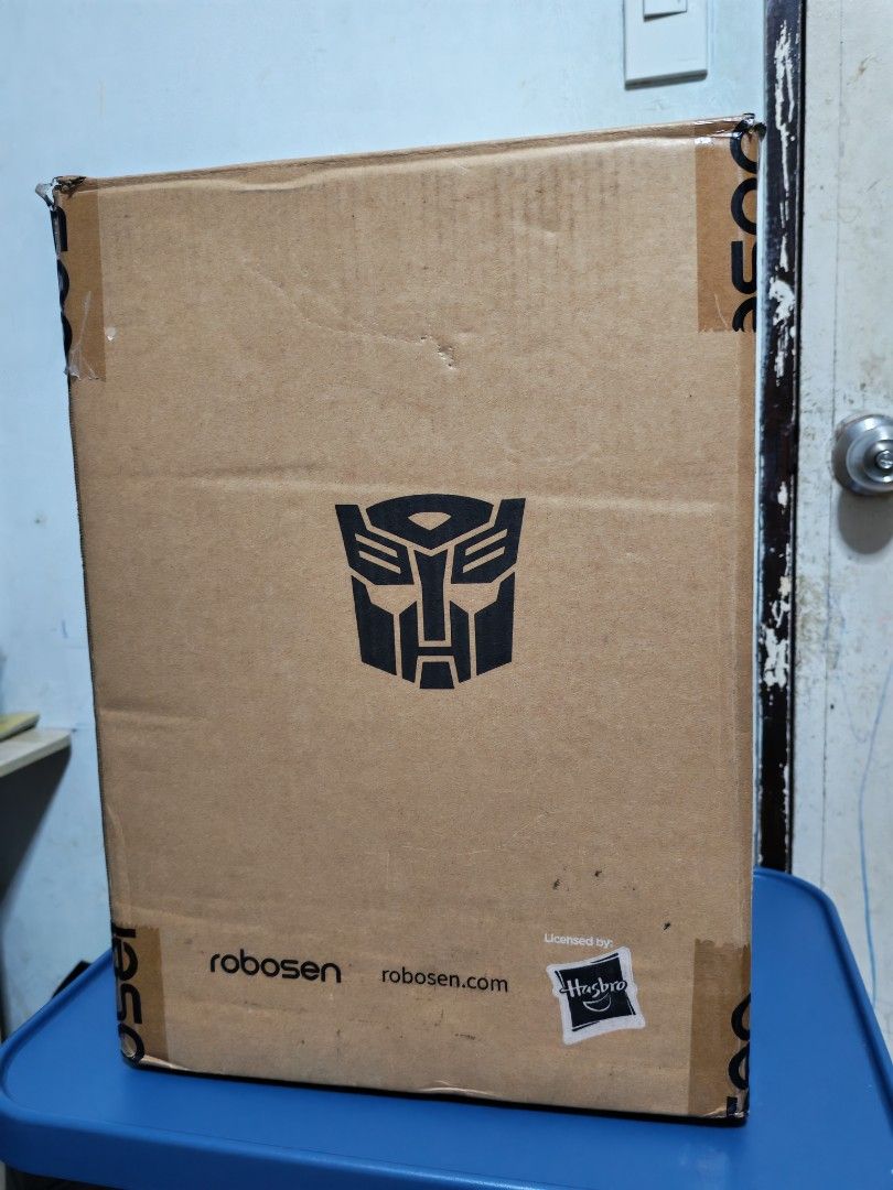 Robosen Optimus Prime - Flagship (Category: Figurines & Statues) located in Paranaque City. Submitted by madlmark (Listing ID 1434283332, Image 3). Description: Optimus prime Flagship by Robosen collectors edition auto converting robot voice command with app on android and ios.