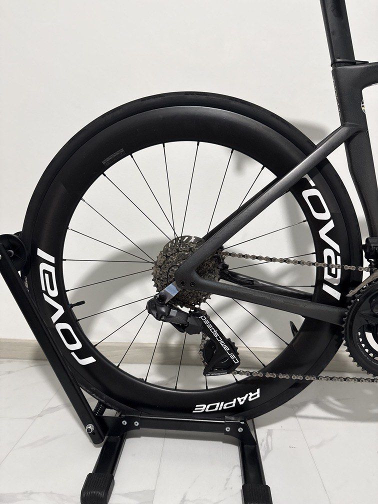 Roval rapide cl2 carbon wheelset (Category: Bicycles) located in Singapore. Submitted by wantonmian (Listing ID 1434297769, Image 1). Description: Both for sale and open to trades 8/10 condition Some minor scratches less than 2cm long But barely noticeable Upgraded to 56t ratchet Greased hub 2 weeks ago Very smooth hub Brand new white decals pasted 1 day ago Tyres, rotors, casette not included Willing to trade for other high end wheelsets with to