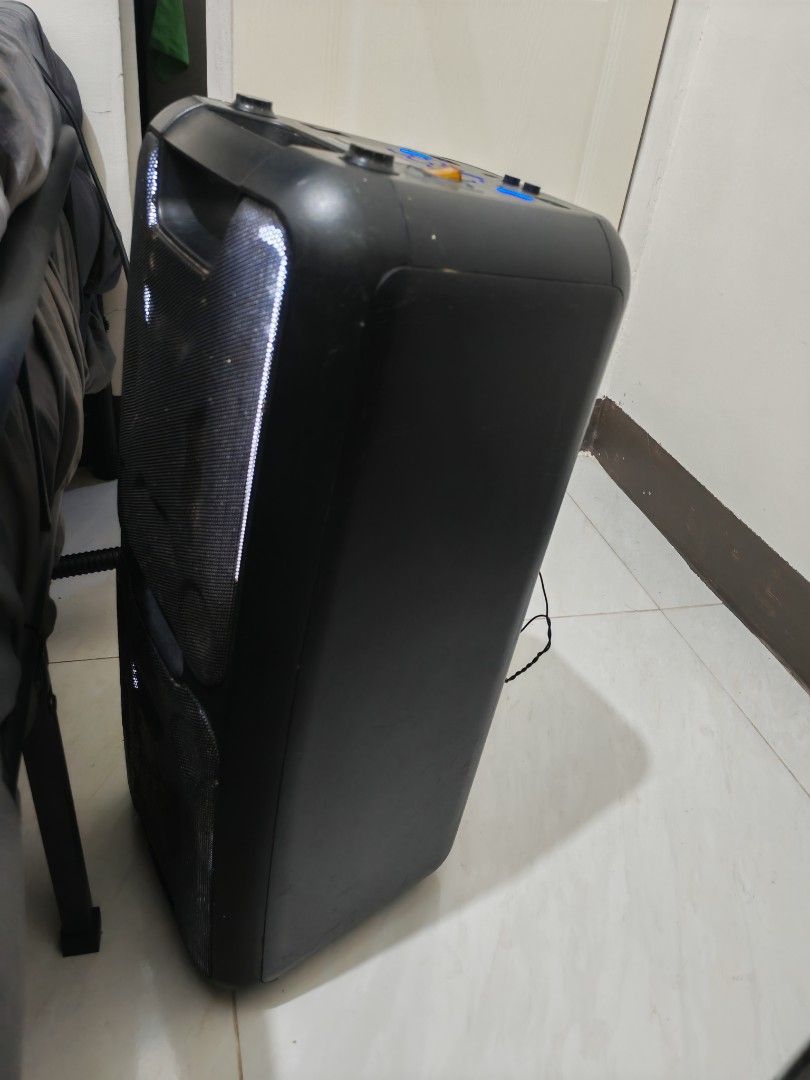Sharp Speaker System PS-820 (Category: Soundbars, Speakers & Amplifiers) located in Manila. Submitted by mel.mel16 (Listing ID 1434299822, Image 2). Description: ✅ Sharp Speaker System PS-920 (Party Box) ✅ Good working condition ✅ Multiple input options: AUX and USB ✅ Built-in light show ✅ Volume controls ✅ Portable design with a handle ✅ Bluetooth function ✅ Bought P9,899.00 before ✅ 80 watts Inclusion: Power cord Cordless mic Issue: Pinalitan p