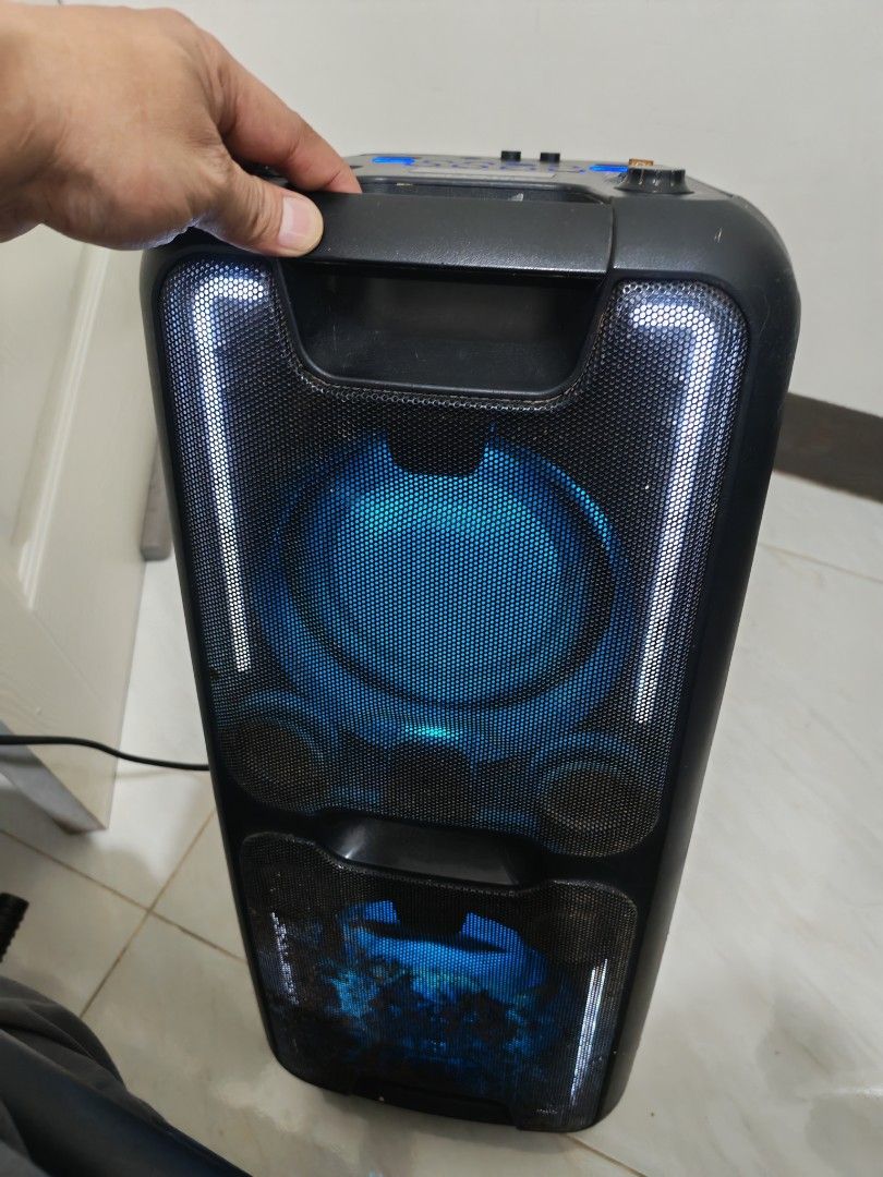 Sharp Speaker System PS-820 (Category: Soundbars, Speakers & Amplifiers) located in Manila. Submitted by mel.mel16 (Listing ID 1434299822, Image 3). Description: ✅ Sharp Speaker System PS-920 (Party Box) ✅ Good working condition ✅ Multiple input options: AUX and USB ✅ Built-in light show ✅ Volume controls ✅ Portable design with a handle ✅ Bluetooth function ✅ Bought P9,899.00 before ✅ 80 watts Inclusion: Power cord Cordless mic Issue: Pinalitan p