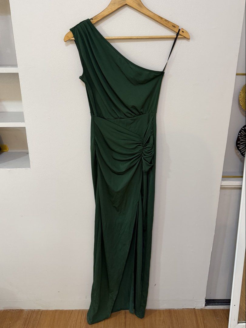 Shein emerald green long dress (Category: Evening dresses & gowns) located in Cainta. Submitted by mvqg17 (Listing ID 1434252391, Image 2). Description: Size: XS (26-27) Used only once :).