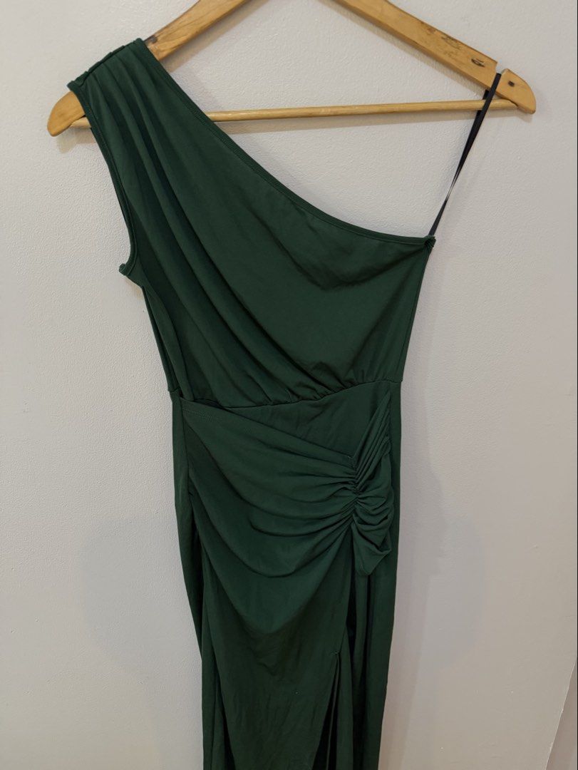 Shein emerald green long dress (Category: Evening dresses & gowns) located in Cainta. Submitted by mvqg17 (Listing ID 1434252391, Image 3). Description: Size: XS (26-27) Used only once :).
