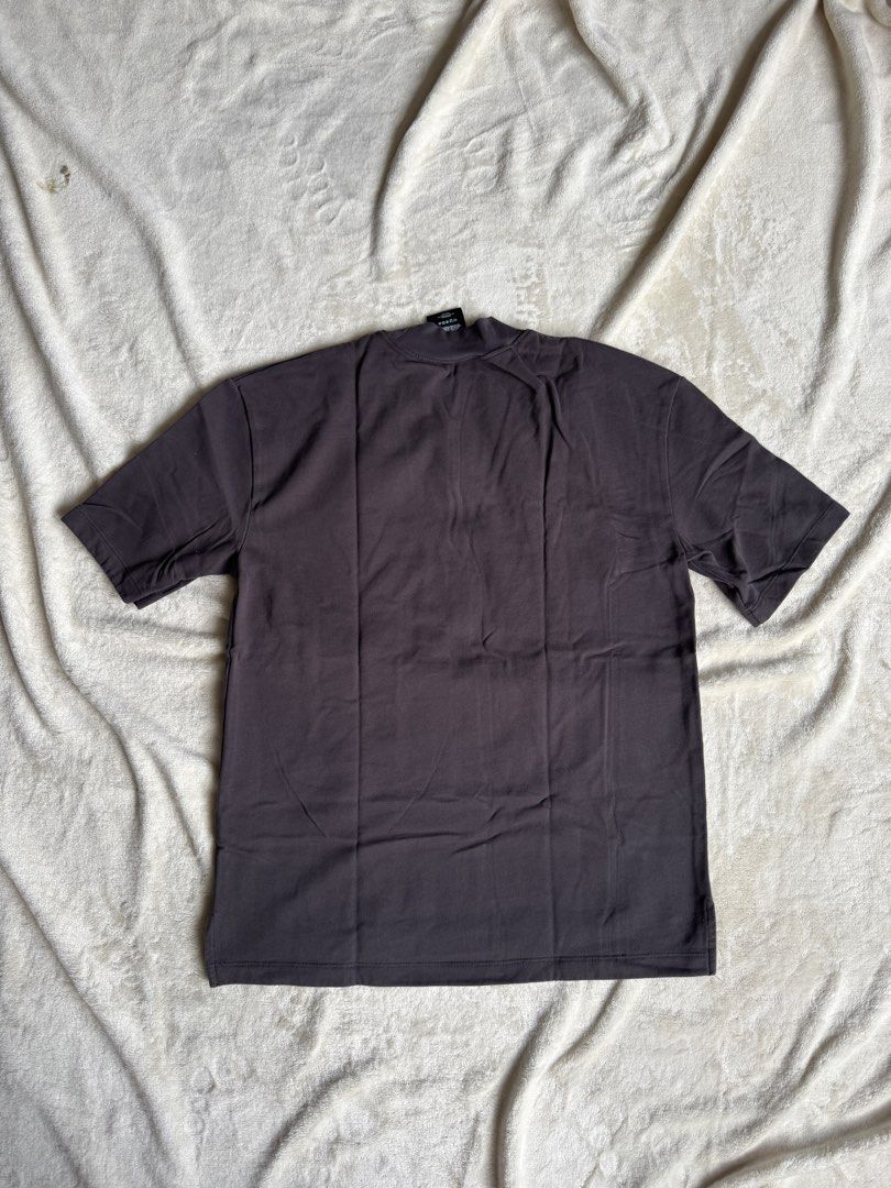 SKOOP Mock Neck T-shirt (Category: Tshirts & Polo Shirts ) located in Manila. Submitted by ffranzledesma (Listing ID 1434271814, Image 3). Description: - SKOOP mock neck t-shirt - Color: Muted gray - Features subtle embroidered SKOOP logo - Comfortable fit - Short sleeves - Brand new with tags Description: size xs (fits s) not worn yet Dimes: L - 26 in W - 19.5 in MOP: Gcash or Maya MOD: Lalamove or J&T.