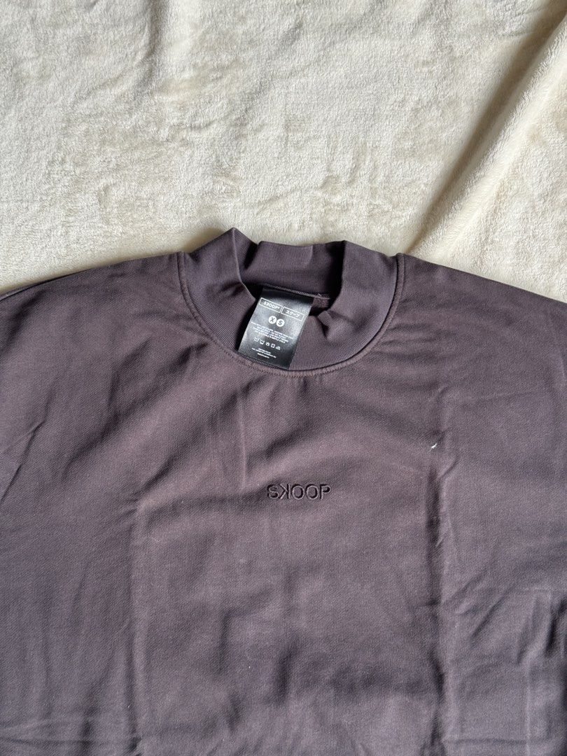 SKOOP Mock Neck T-shirt (Category: Tshirts & Polo Shirts ) located in Manila. Submitted by ffranzledesma (Listing ID 1434271814, Image 2). Description: - SKOOP mock neck t-shirt - Color: Muted gray - Features subtle embroidered SKOOP logo - Comfortable fit - Short sleeves - Brand new with tags Description: size xs (fits s) not worn yet Dimes: L - 26 in W - 19.5 in MOP: Gcash or Maya MOD: Lalamove or J&T.