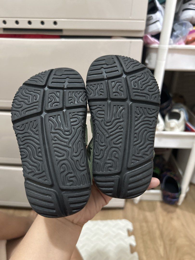 Smartfit Sandals Size 5 (Category: Flats & Sandals) located in Quezon City. Submitted by franced (Listing ID 1434278188, Image 3). Description: - Smartfit sandals, size 5 - Green and black color scheme - velcro strap for easy adjustment - Textured soles for grip - Smartfit logo visible - Ideal for everyday wear - walang sira -location: cubao.