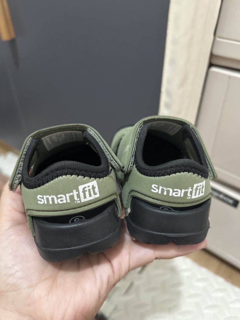 Smartfit Sandals Size 5 (Category: Flats & Sandals) located in Quezon City. Submitted by franced (Listing ID 1434278188, Image 2). Description: - Smartfit sandals, size 5 - Green and black color scheme - velcro strap for easy adjustment - Textured soles for grip - Smartfit logo visible - Ideal for everyday wear - walang sira -location: cubao.