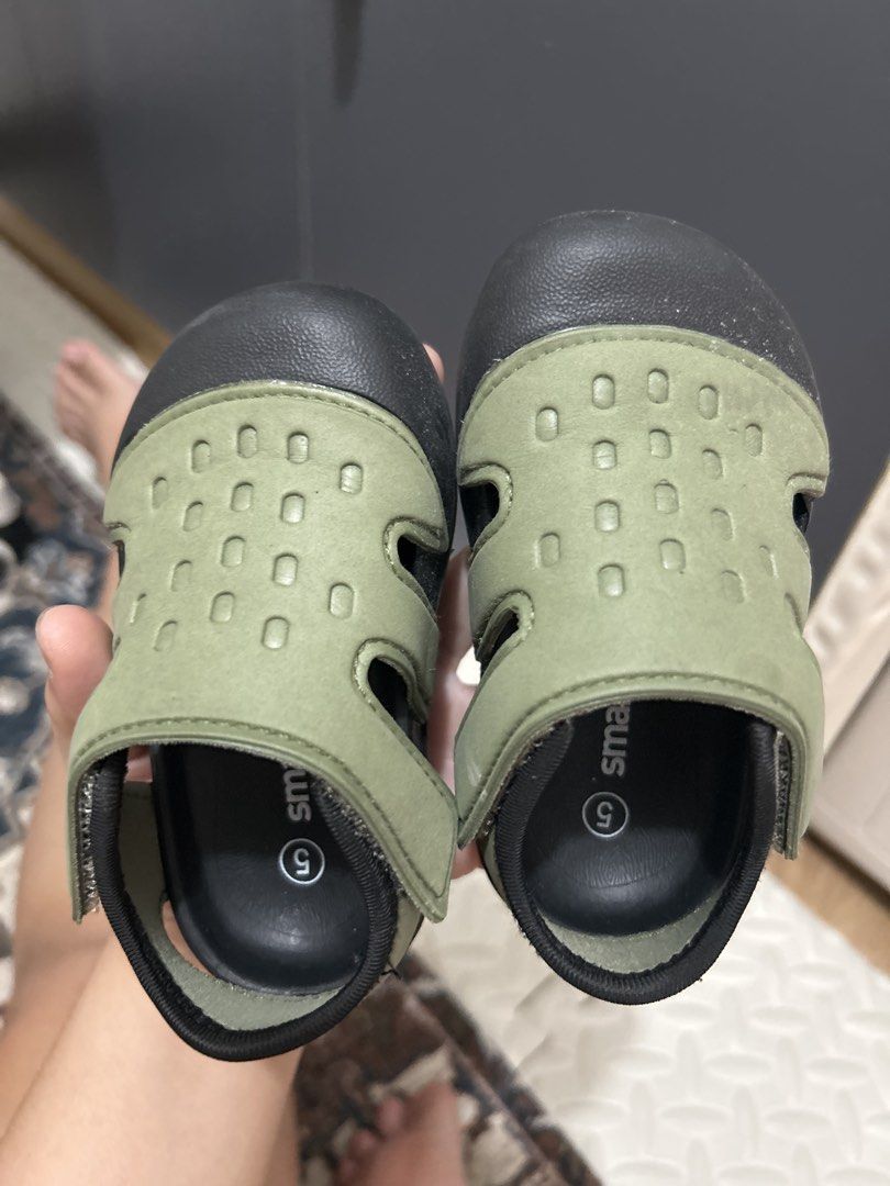 Smartfit Sandals Size 5 (Category: Flats & Sandals) located in Quezon City. Submitted by franced (Listing ID 1434278188, Image 1). Description: - Smartfit sandals, size 5 - Green and black color scheme - velcro strap for easy adjustment - Textured soles for grip - Smartfit logo visible - Ideal for everyday wear - walang sira -location: cubao.