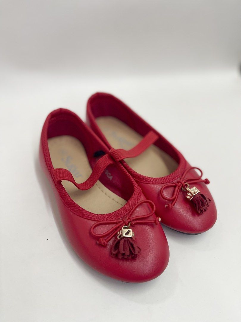 Sugar Kids Red Ballet Flats (size 8) (Category: Babies & Kids Fashion) located in Malabon City. Submitted by rachellerc05 (Listing ID 1434348880, Image 2). Description: - Sugar Kids red ballet flats - Adorned with a bow and tassel - Secure fit with elastic strap - Features a floral sole design.