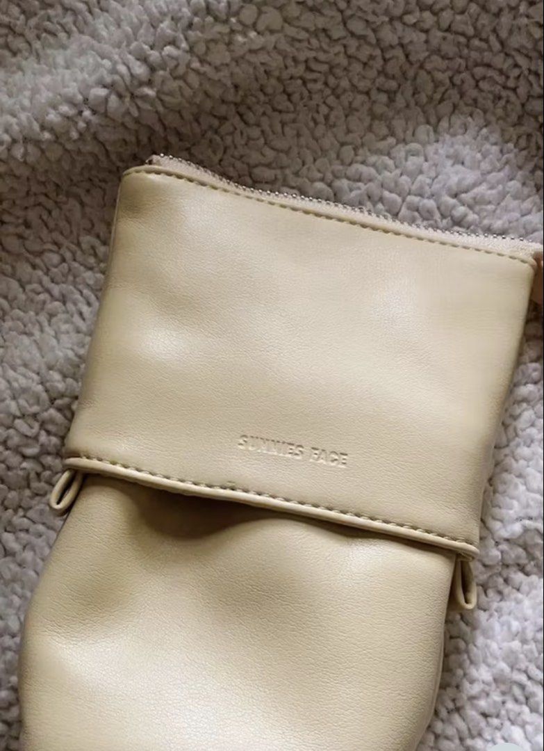 Sunnies Face Extendable Brush Bag [Convertible Brush Pouch] (Category: Makeup) located in Cebu City. Submitted by aisla_ (Listing ID 1434285245, Image 3). Description: Brandnew.