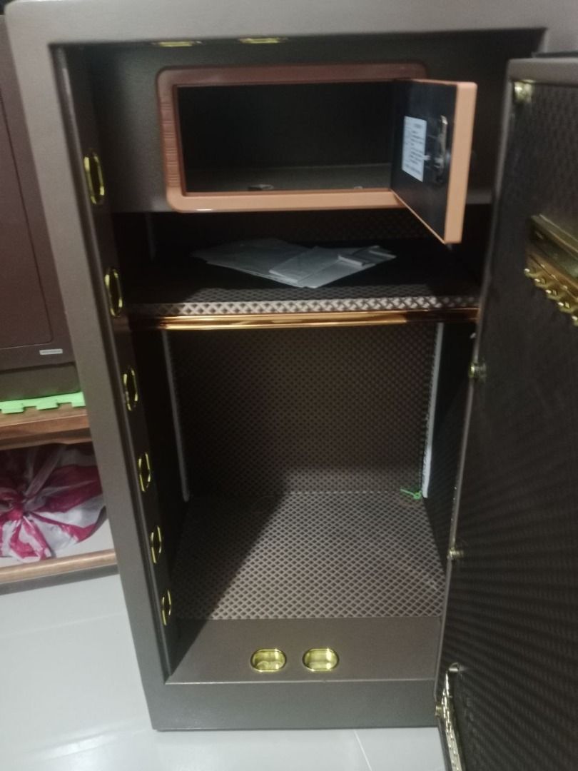 Tiger VIP Safe Box with Fingerprint & Combination Lock (Category: Safe) located in Caloocan City. Submitted by 84410026941 (Listing ID 1434184426, Image 1). Description: No bargaining No bargaining No bargaining - Secure safe box with combination and fingerprint and 2 keys lock - 120×60×52(cm), 105kg - Spacious interior with shelf - Stylish brown color with gold accents - Ready to use .