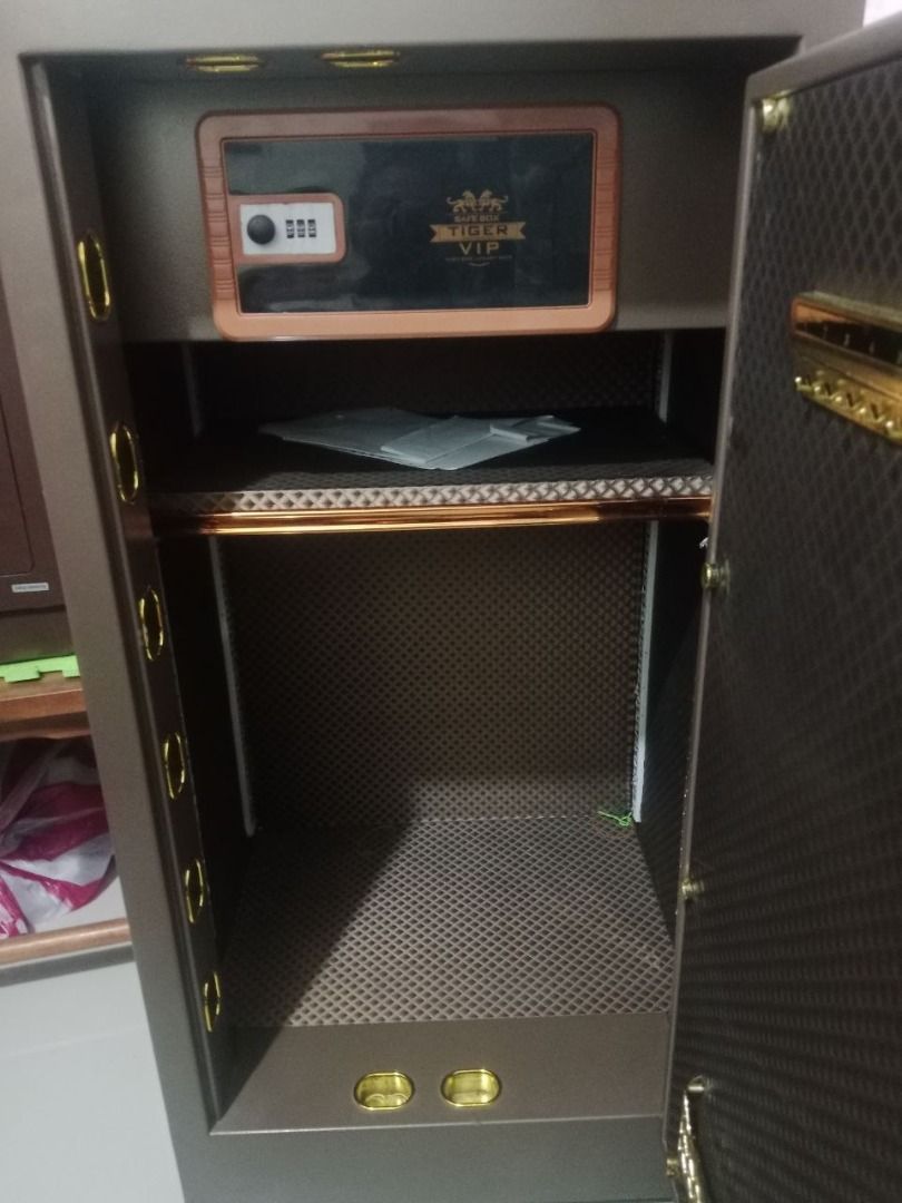 Tiger VIP Safe Box with Fingerprint & Combination Lock (Category: Safe) located in Caloocan City. Submitted by 84410026941 (Listing ID 1434184426, Image 2). Description: No bargaining No bargaining No bargaining - Secure safe box with combination and fingerprint and 2 keys lock - 120×60×52(cm), 105kg - Spacious interior with shelf - Stylish brown color with gold accents - Ready to use .