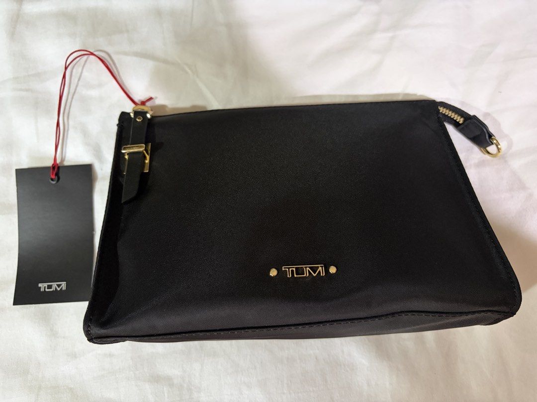 Tumi Black Pouch Voyageur aunthentic (Category: Luxury Bags & Wallets) located in Pasig City. Submitted by designeritems4less (Listing ID 1434288119, Image 2). Description: BRAND NEW 100% authentic or your money back ₱7990 in Tumi PH stores Selling at a 2k discount at 6k only VOYAGEUR SMALL BASEL TRIANGLE POUCH - BLACK DIMENSIONS 18 x 7.5 x 24 cm WEIGHT 0.136 kg MATERIAL Nylon Functional and lightweight, this travel pouch will hold your beauty es