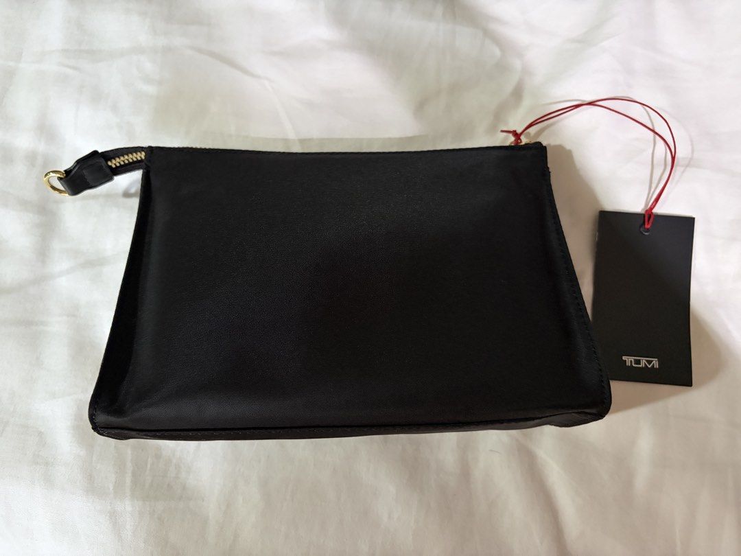 Tumi Black Pouch Voyageur aunthentic (Category: Luxury Bags & Wallets) located in Pasig City. Submitted by designeritems4less (Listing ID 1434288119, Image 3). Description: BRAND NEW 100% authentic or your money back ₱7990 in Tumi PH stores Selling at a 2k discount at 6k only VOYAGEUR SMALL BASEL TRIANGLE POUCH - BLACK DIMENSIONS 18 x 7.5 x 24 cm WEIGHT 0.136 kg MATERIAL Nylon Functional and lightweight, this travel pouch will hold your beauty es