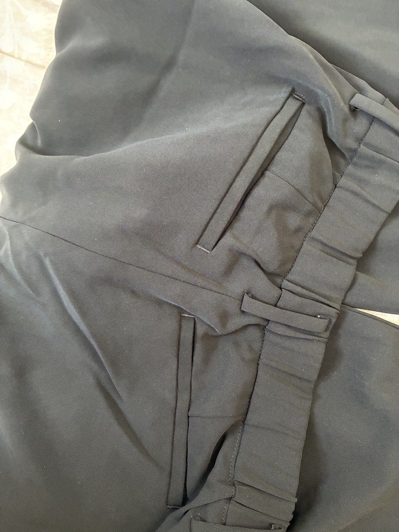 Uniqlo Black Pleated Pants (Category: Other Bottoms) located in Guagua. Submitted by paudf (Listing ID 1434233564, Image 3). Description: - Uniqlo black pleated pants - Size: Medium - Waist: 63-69cm - Hip: 88-94cm - Material: Polyester/Spandex blend - Made in China - Features two side pockets - Classic design, versatile for various occasions.
