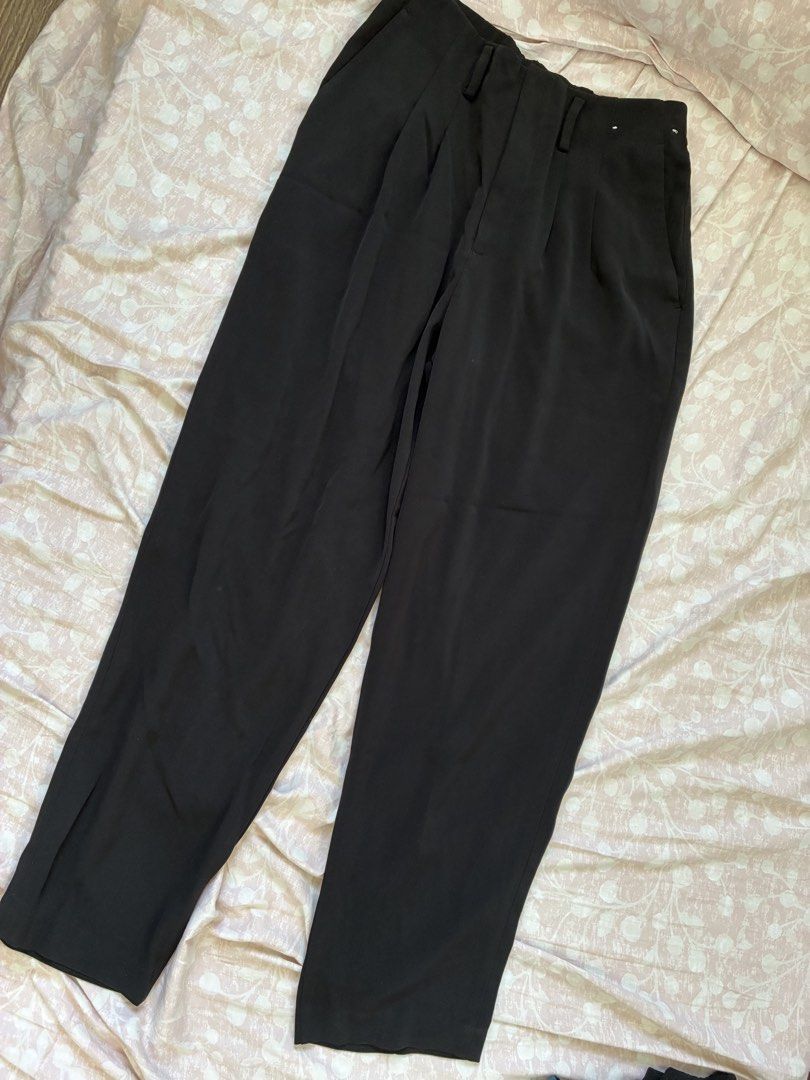 Uniqlo Black Pleated Pants (Category: Other Bottoms) located in Guagua. Submitted by paudf (Listing ID 1434233564, Image 1). Description: - Uniqlo black pleated pants - Size: Medium - Waist: 63-69cm - Hip: 88-94cm - Material: Polyester/Spandex blend - Made in China - Features two side pockets - Classic design, versatile for various occasions.