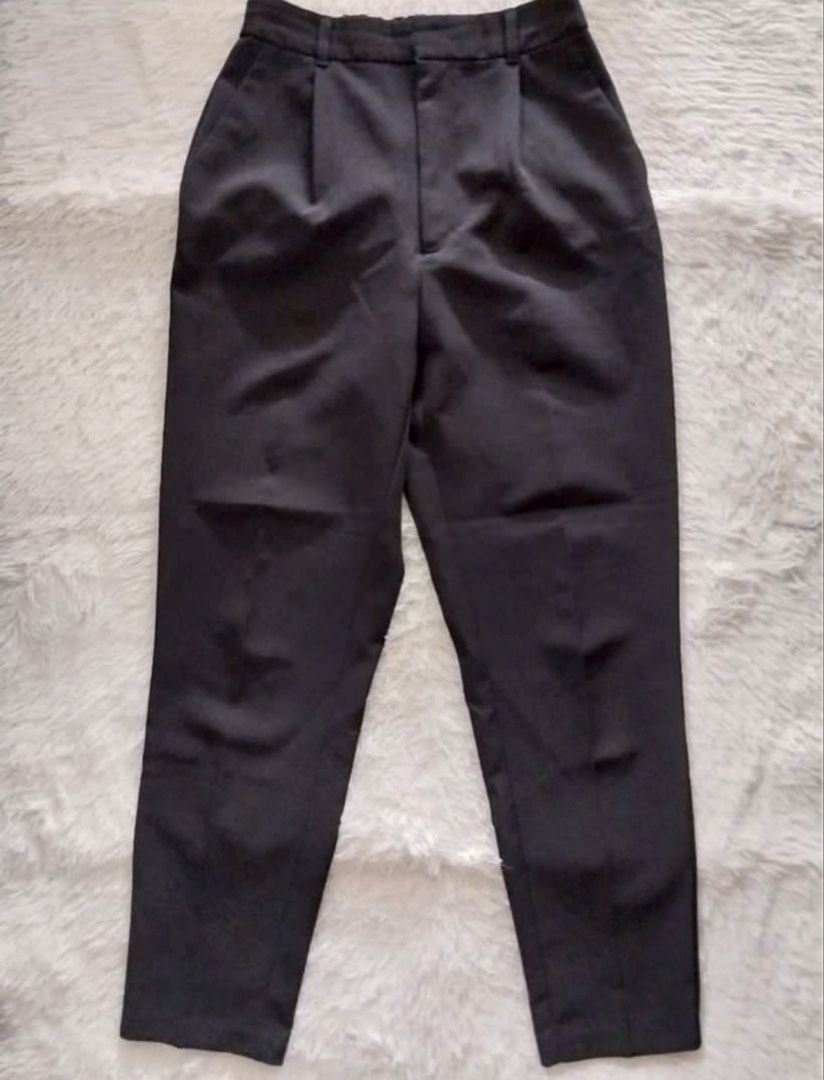 Uniqlo Black Trousers (Category: Other Bottoms) located in Makati City. Submitted by elohenceee (Listing ID 1434228100, Image 3). Description: Hard to let go but di na kasya sakin - Classic black trousers - Pleated front - Button and zipper closure - Features pockets - Tailored fit - Cropped length - Suitable for casual and formal wear - Best fits 25-26 waistline .