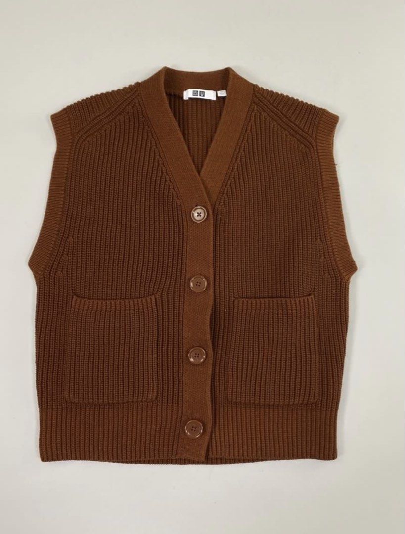 Uniqlo U Ribbed Knit Vest (Category: Sleeveless) located in Pasig City. Submitted by r_ain (Listing ID 1434350672, Image 2). Description: - Used a few times - In excellent condition - Size XS on tag but can fit up to M - Super comfy! RFS: Change of style.