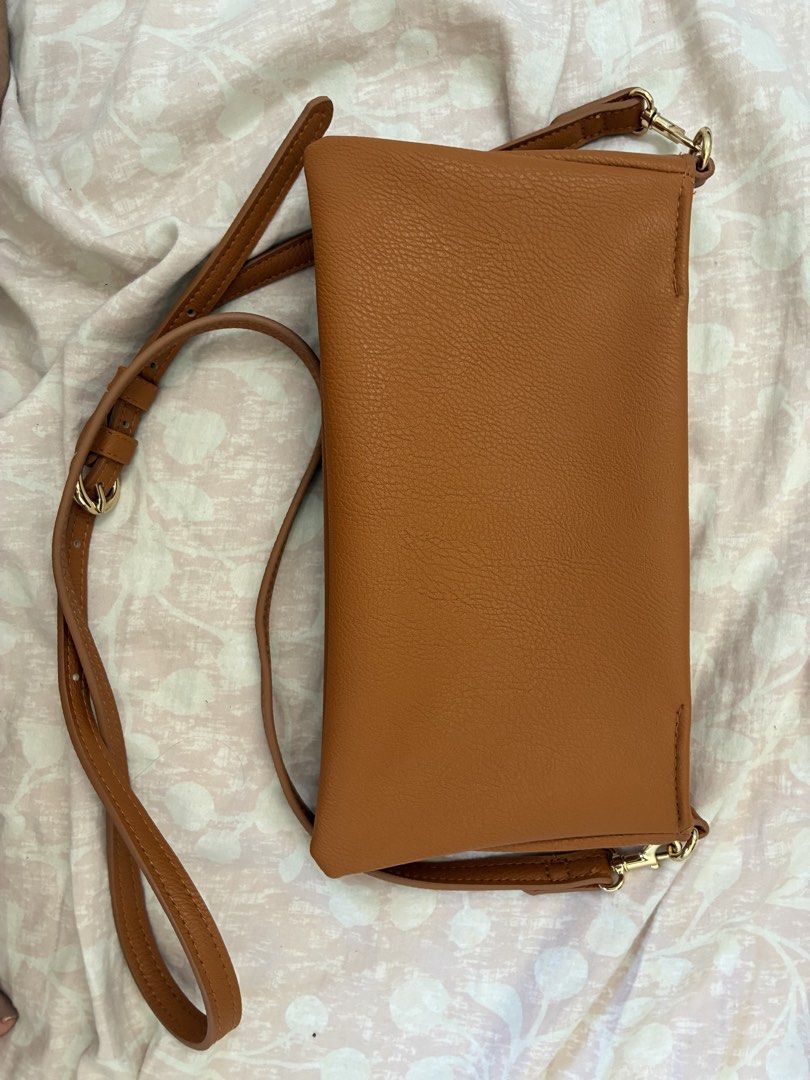 Universal Thread Crossbody Bag (Category: Cross-body Bags) located in Guagua. Submitted by paudf (Listing ID 1434221110, Image 3). Description: - Universal Thread Crossbody Bag - Stylish and practical design - Features a long strap for comfortable wear - Zippered main compartment for security - Warm brown color - Textured material - Multiple interior compartments for organization - Ideal for everyday use.