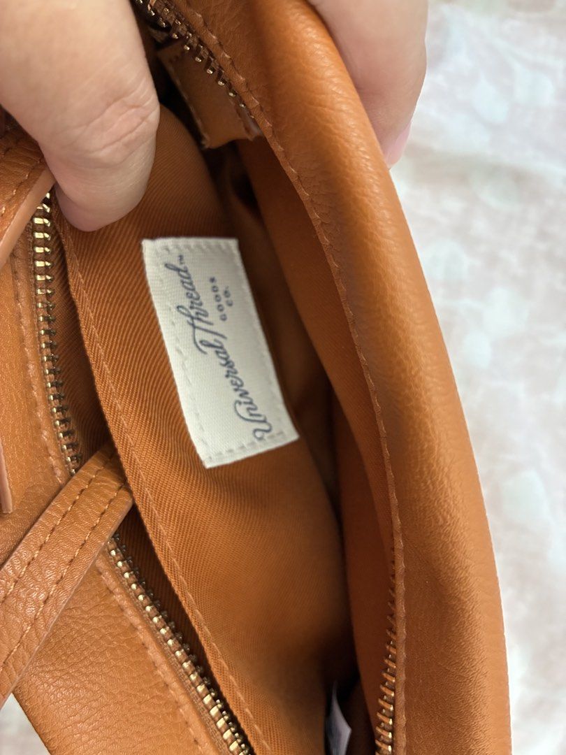 Universal Thread Crossbody Bag (Category: Cross-body Bags) located in Guagua. Submitted by paudf (Listing ID 1434221110, Image 2). Description: - Universal Thread Crossbody Bag - Stylish and practical design - Features a long strap for comfortable wear - Zippered main compartment for security - Warm brown color - Textured material - Multiple interior compartments for organization - Ideal for everyday use.