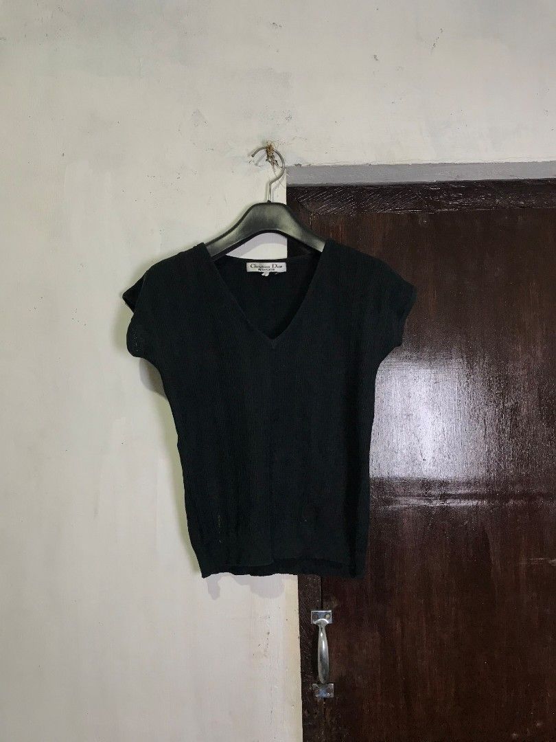 VINTAGE CHRISTIAN DIOR (Category: Luxury Apparel) located in Naga. Submitted by black-market00 (Listing ID 1434333371, Image 1). Description: WIDTH 16 LENGHT 20 NO ISSUE.