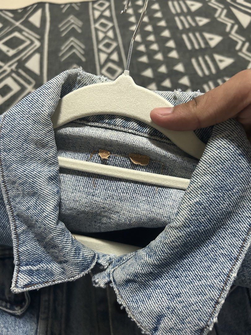 Vintage Levi's Boxy Fit Denim Jacket (Category: Coats, Jackets and Outerwear) located in Dasmarinas. Submitted by zn_upcldtrs (Listing ID 1434227452, Image 3). Description: - 24 W / 25.5 L - SEMI-DISTRESSED - PERFECT BOXY .