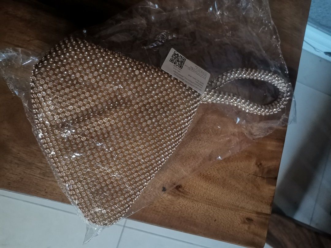 Wedding formal evening bag pouch (Category: Purses & Pouches) located in Quezon City. Submitted by fifthings (Listing ID 1434245852, Image 3). Description: Once lang nagamit.