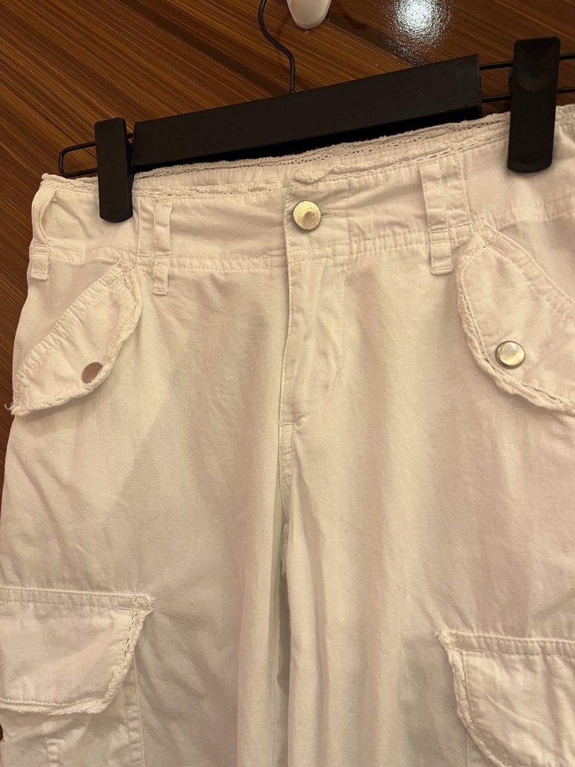 White Cargo Pants (Category: Babies & Kids Fashion) located in Quezon City. Submitted by thebuyersarchive (Listing ID 1434201468, Image 3). Description: 🌷8.5/10 condition 🌷length: 30.5 inches 🌷minor flaws: small stains and dirt (see last photo) 🌷pm me for further inquiries .