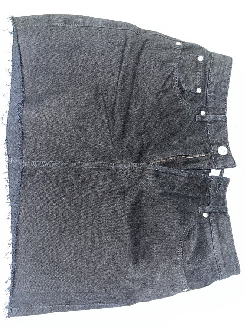 Zara Black Denim Skirt (Category: Skirts) located in Taguig. Submitted by tarakape (Listing ID 1434187407, Image 3). Description: - Zara black denim skirt - Classic design - Zipper closure - Front pockets - Raw hem detail - Size: EUR 36, USA 4, MEX 26 - Made in Bangladesh.