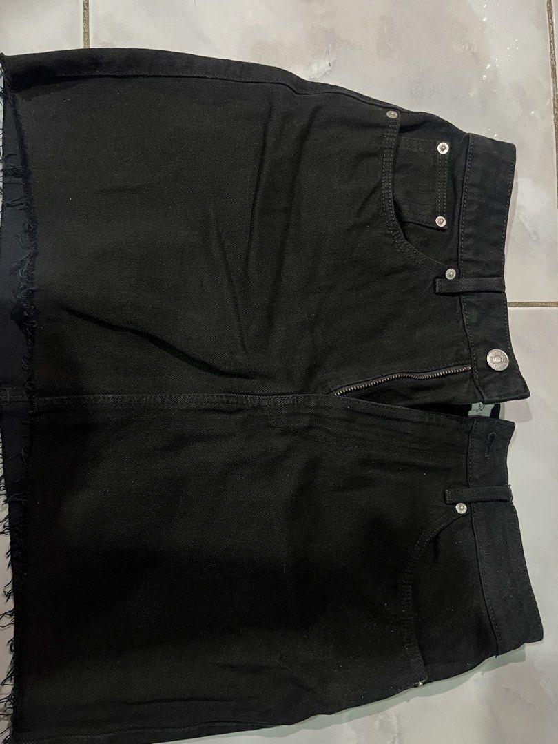 Zara Black Denim Skirt (Category: Skirts) located in Taguig. Submitted by tarakape (Listing ID 1434187407, Image 2). Description: - Zara black denim skirt - Classic design - Zipper closure - Front pockets - Raw hem detail - Size: EUR 36, USA 4, MEX 26 - Made in Bangladesh.