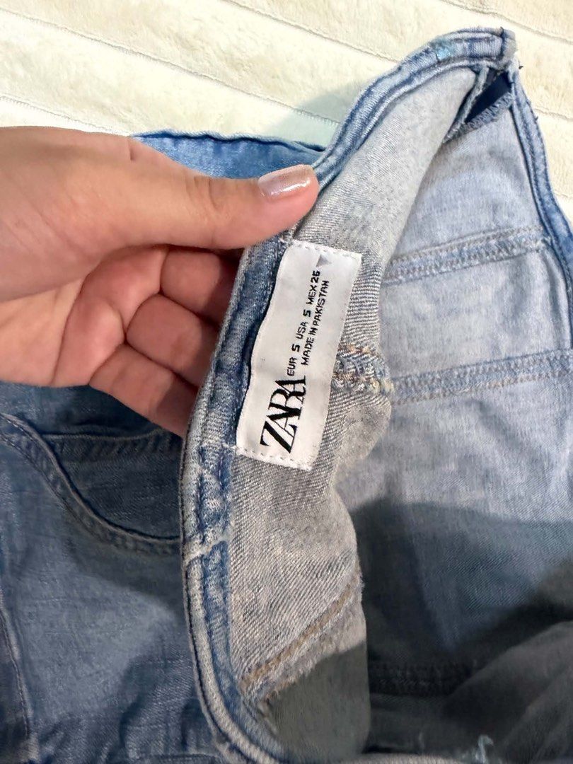 Zara Denim Tube Top (Category: Others Tops) located in Manila. Submitted by backupaccount2 (Listing ID 1434224096, Image 2). Description: - Zara denim tube top - Light blue wash - Structured design - Size: EUR S, USA S, MEX 26 - Made in Pakistan - Perfect for a casual look.