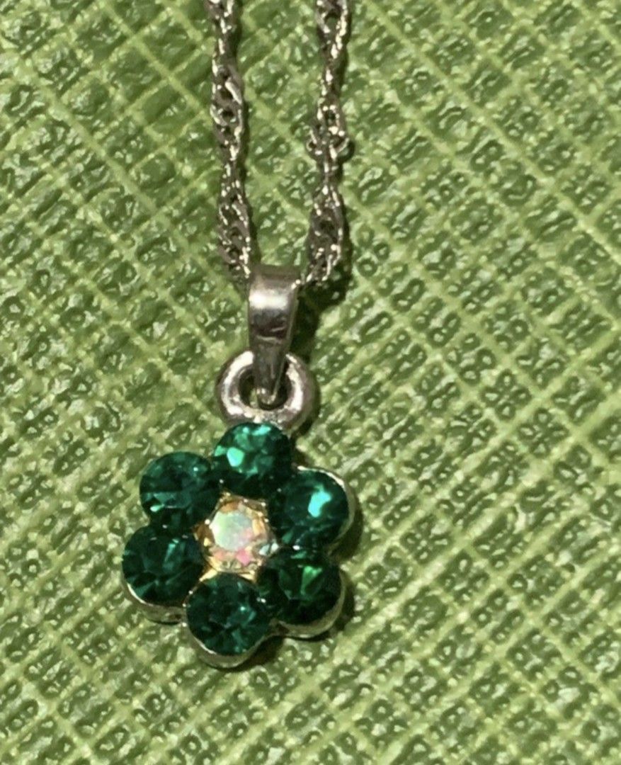 18k GP Necklace with Green Pendant (Category: Necklaces) located in Bulacan. Submitted by rafaesarisari (Listing ID 1434389668, Image 3). Description: - sterling silver necklace with a delicate chain. - Features a small, round, white pearl. - Adorned with a green flower pendant. - Suitable for everyday wear or special events. - A beautiful piece of jewelry..
