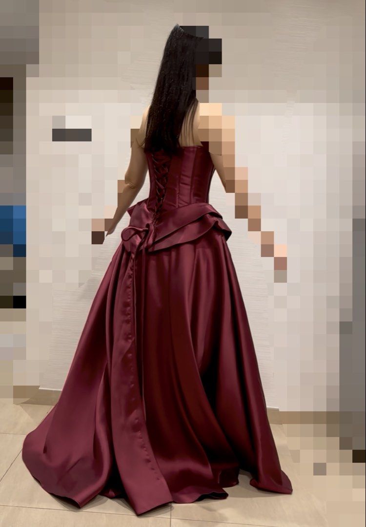 幸福傳承 緞面馬甲晚裝 Burgundy Corset Ball Gown （分類：晚裝）位於 Hong Kong。 由 meowcatmeow9711 提交（商品編號 1434464956，圖片 2）。簡介： Elegant burgundy ball gown with a corset bodice. Perfect for formal events or special occasions.。