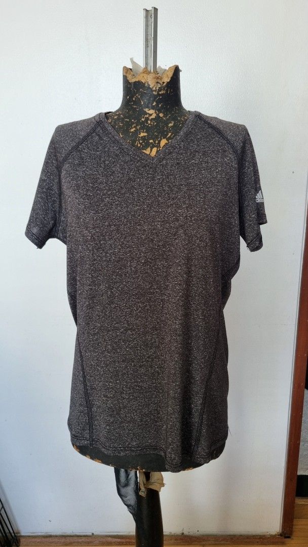 Adidas Climalite V-Neck T-Shirt (Category: Activewear) located in Muntinlupa City. Submitted by prh-87494 (Listing ID 1434479158, Image 1). Description: - Adidas Climalite V-neck t-shirt - Very good condition - Dark grey color - Adidas logo on sleeve - Climalite logo inside - Breathable material - Suitable for sports and casual wear 📍Location: Alabang, Metro Manila ❗Strictly NO MEET-UPS. ✨Strictly NO CASH ON DELIVERY, NO SWAPS, NO ABONO! FULL Pa