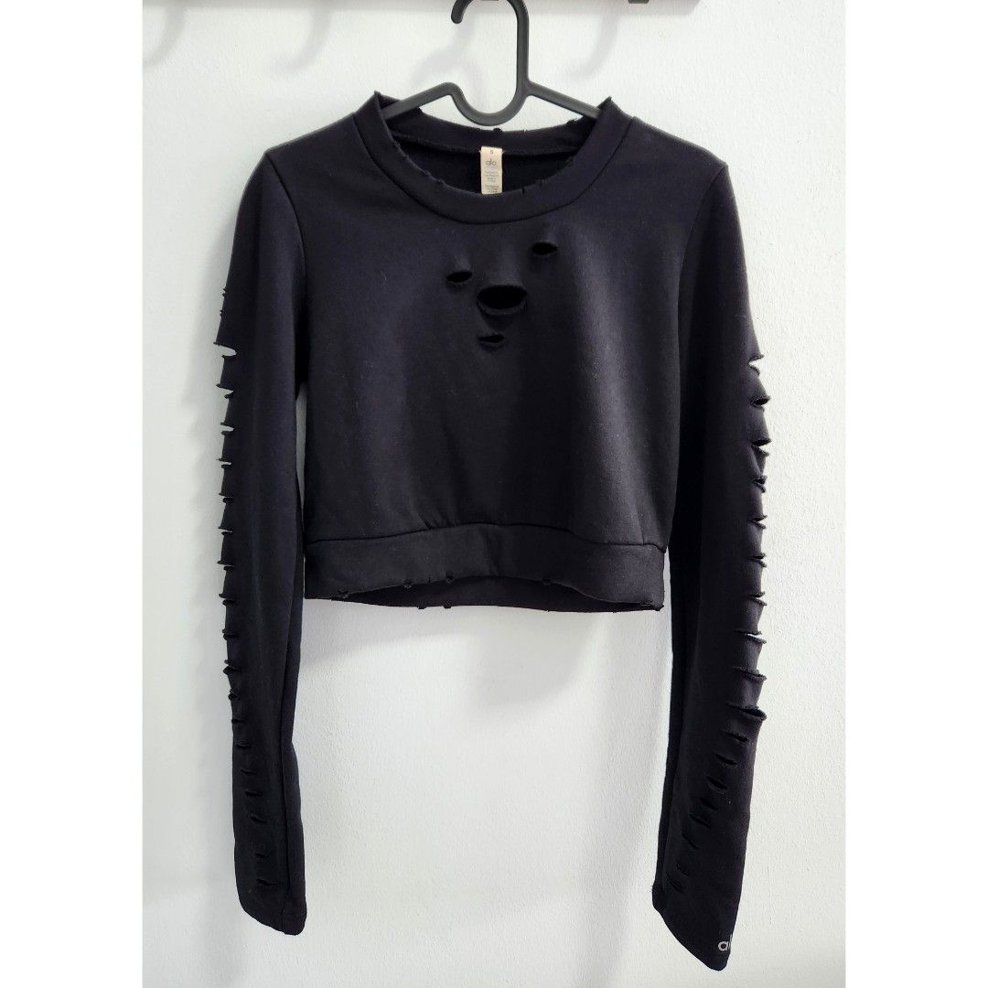 ALO Yoga Ripped Warrior Long Sleeve Crop Top Sweatshirt Women's S (Category: Activewear) located in Singapore. Submitted by tomtato (Listing ID 1434439342, Image 2). Description: LOWBALLERS WILL BE IGNORED Condition 7/10 Black colour Ripped and distressed style Ptp 43ck Shoulder to shoulder 35cm Sleeve 66.5cm Length 41cm check out my other listings for more quality activewear and other items! tags: long sleeve, exercise, sweater, jumper, pullover