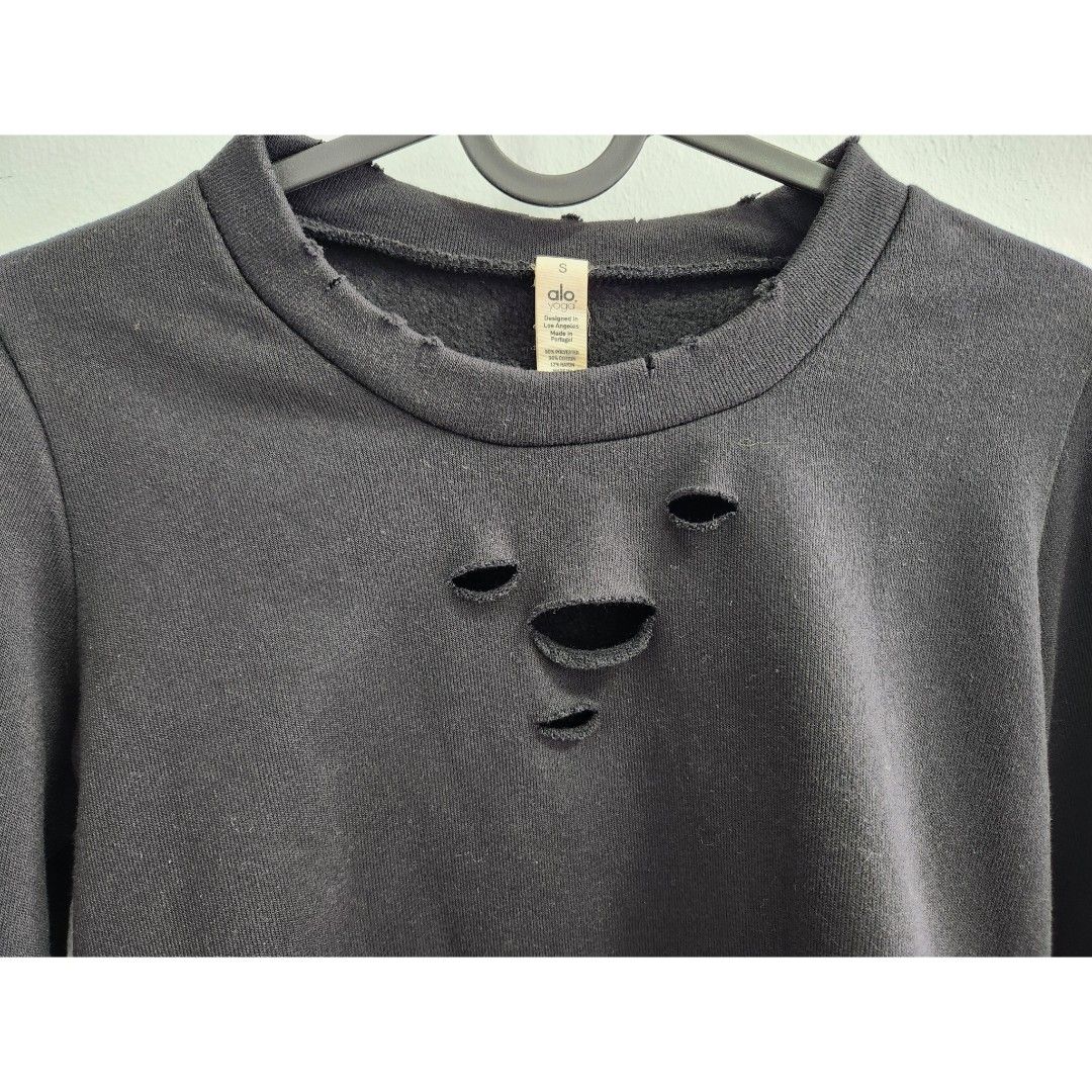 ALO Yoga Ripped Warrior Long Sleeve Crop Top Sweatshirt Women's S (Category: Activewear) located in Singapore. Submitted by tomtato (Listing ID 1434439342, Image 3). Description: LOWBALLERS WILL BE IGNORED Condition 7/10 Black colour Ripped and distressed style Ptp 43ck Shoulder to shoulder 35cm Sleeve 66.5cm Length 41cm check out my other listings for more quality activewear and other items! tags: long sleeve, exercise, sweater, jumper, pullover