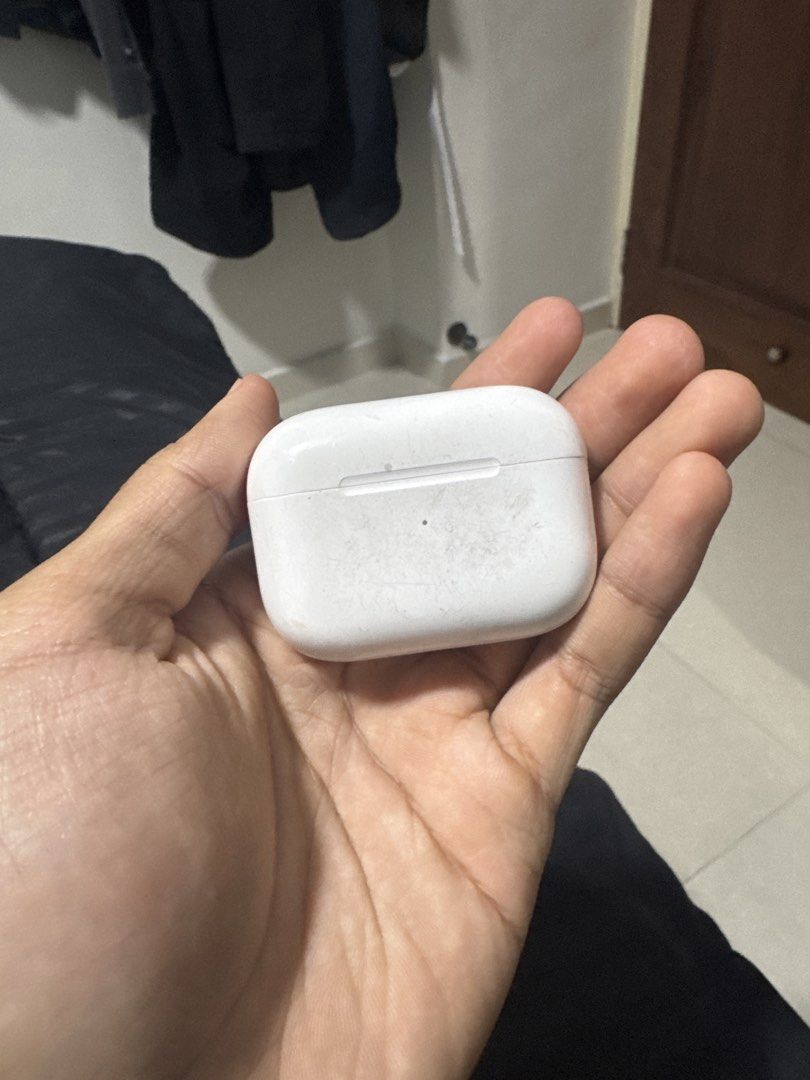 Apple AirPods Pro 2 Charging Case