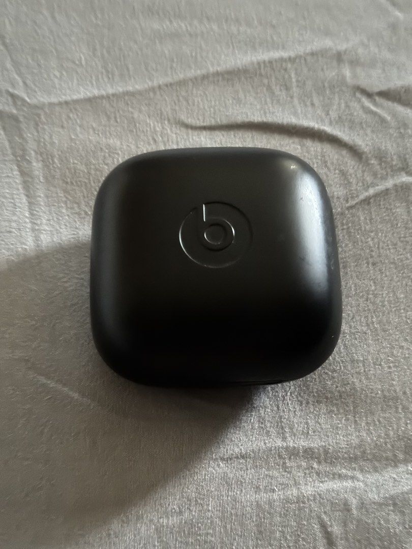 Apple AirPods Pro and Beats Powerbeats Pro (Category: Earphones) located in Pasig City. Submitted by ey.on (Listing ID 1434428693, Image 2). Description: - Two pairs of Apple AirPods Pro (White) with charging cases. - One pair of Beats Powerbeats Pro (Black) with charging case. Beats Powerbeats Pro + AirPods Pro (Bundle Deal 🔥 📌 Description: Selling 2 premium earbuds in 1 bundle — perfect kung gusto mo ng pang workout + pang daily use. 👉 Beats