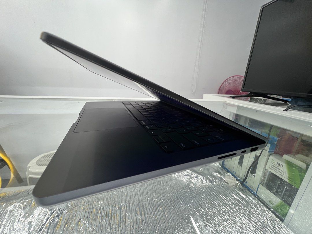 Apple MacBook Pro 14-inch M4 16GB (Category: Laptops & Notebooks) located in Manila. Submitted by vaniextura (Listing ID 1434548523, Image 3). Description: - Apple MacBook Pro 14-inch - M4 chip - 16GB RAM - Liquid Retina XDR display - Storage: 467.67GB available of 494.38GB - Battery cycle count: 127 - Battery health: 82% -color space black .