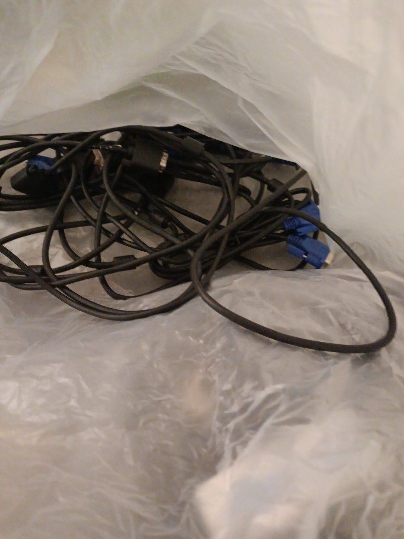Assorted Cables - VGA and DVI441431570671872000