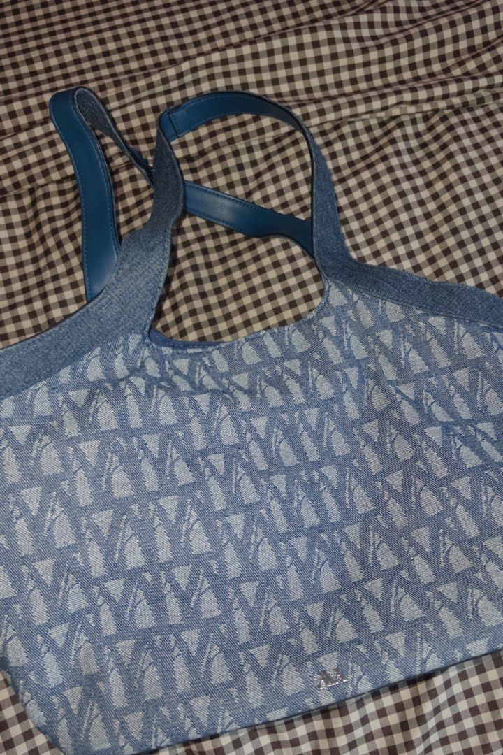 AVA Hobo Bag (Category: Cross-body Bags) located in Pasig City. Submitted by usttiger (Listing ID 1434435080, Image 2). Description: Bought in Australia - Australian Brand Leather outline and canva tote bag RFS: Decluttering.