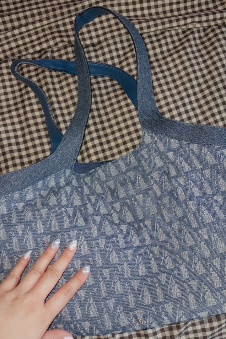 AVA Hobo Bag (Category: Cross-body Bags) located in Pasig City. Submitted by usttiger (Listing ID 1434435080, Image 1). Description: Bought in Australia - Australian Brand Leather outline and canva tote bag RFS: Decluttering.