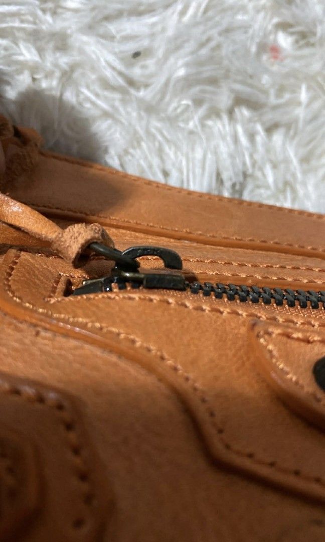 Balenciag insp (Category: Luxury Accessories) located in Tagum. Submitted by luxbagelyas (Listing ID 1434560461, Image 3). Description: genuine leather small size ykk zipper with sign of use.