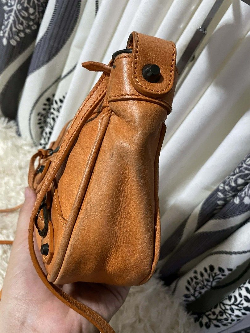 Balenciag insp (Category: Luxury Accessories) located in Tagum. Submitted by luxbagelyas (Listing ID 1434560461, Image 2). Description: genuine leather small size ykk zipper with sign of use.