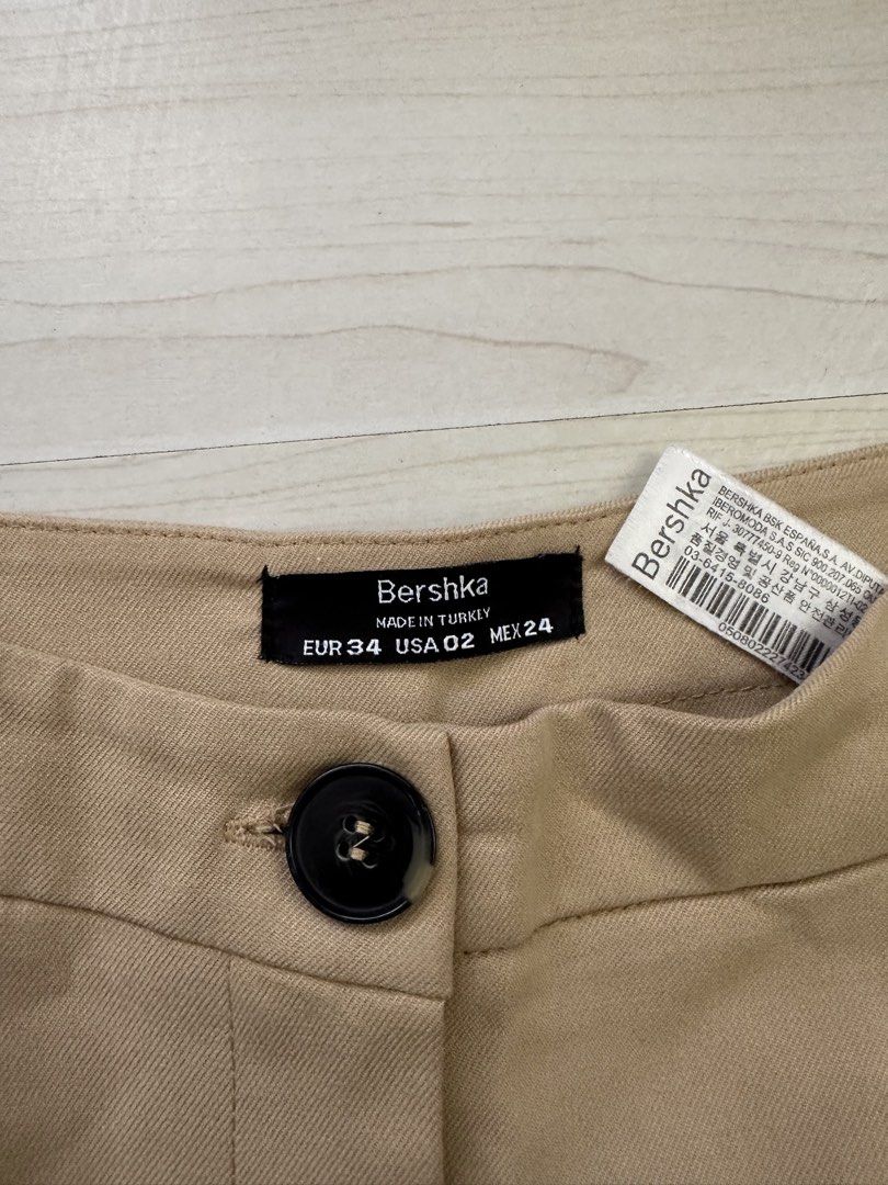 Bershka Wide Leg Pants (Category: Jeans) located in Binan City. Submitted by piaa.13 (Listing ID 1434439742, Image 2). Description: Bershka wide-leg pants in a neutral beige color..