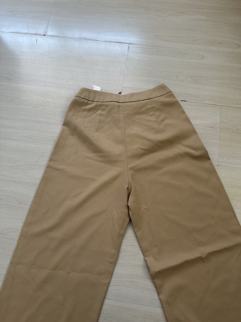 Bershka Wide Leg Pants (Category: Jeans) located in Binan City. Submitted by piaa.13 (Listing ID 1434439742, Image 3). Description: Bershka wide-leg pants in a neutral beige color..