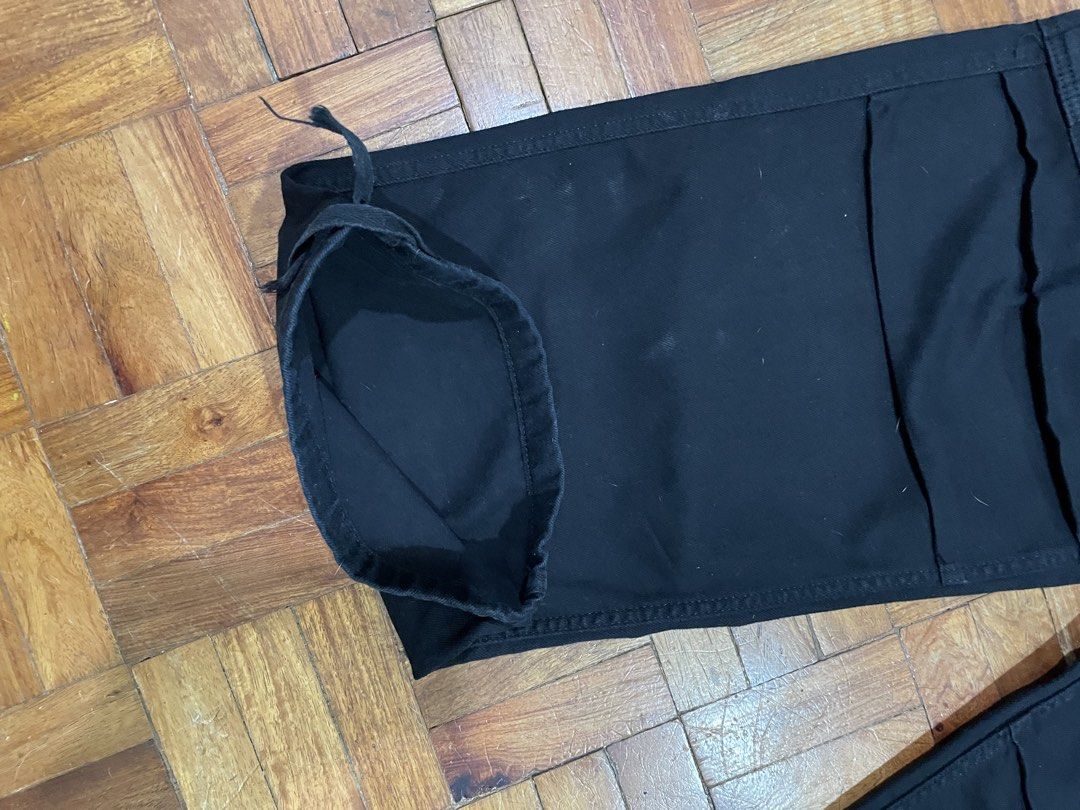 Bershka Baggy Pants (Category: Jeans) located in Quezon City. Submitted by declutter.studios (Listing ID 1434421636, Image 3). Description: WIDTH (WAIST): 34 (GARTERIZED) LENGTH: 40.5 MINE - ₱[PRICE] ✨ NOTES: NEEDS WASH, PRISTINE CONDITION ⚠️ FLAWS: NONE 🚛 ADDITIONAL SHIPPING FEE 📩 MESSAGE ME FOR MORE DETAILS OR INQUIRIES!.