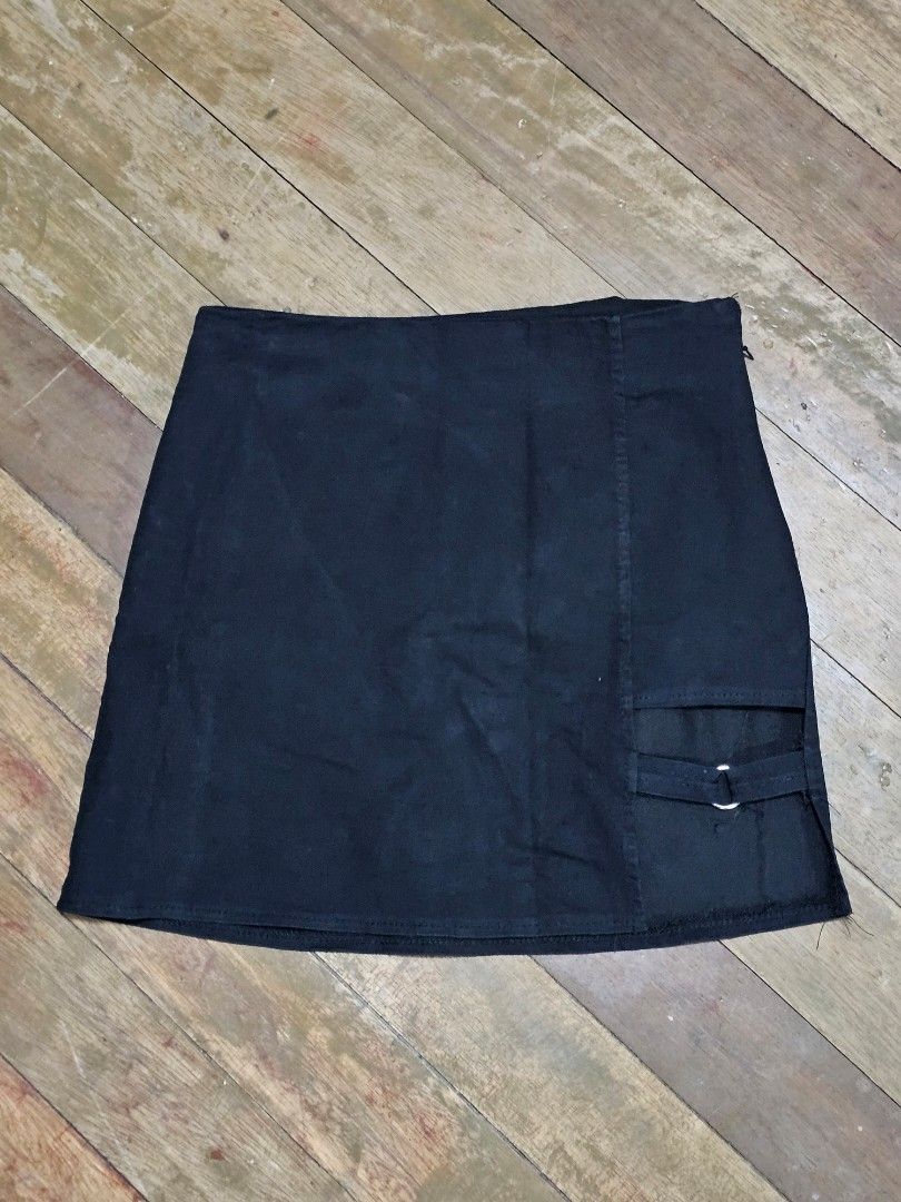 Black Mini Skirt (Category: Skirts) located in Manila. Submitted by corickety (Listing ID 1434466981, Image 1). Description: • Width: 12.5in • Length: 14.5in • Few frayed/loose threads.