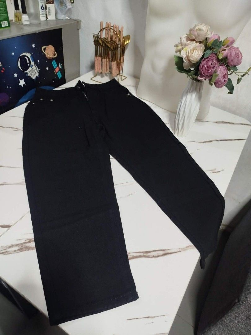 Black Wide Leg Pants (Category: Other Bottoms) located in Mandaluyong City. Submitted by allinthehood (Listing ID 1434576916, Image 1). Description: - Black wide-leg pants - Zipper and button closure - Made of sturdy fabric - Classic design - Features pockets - Suitable for various occasions.