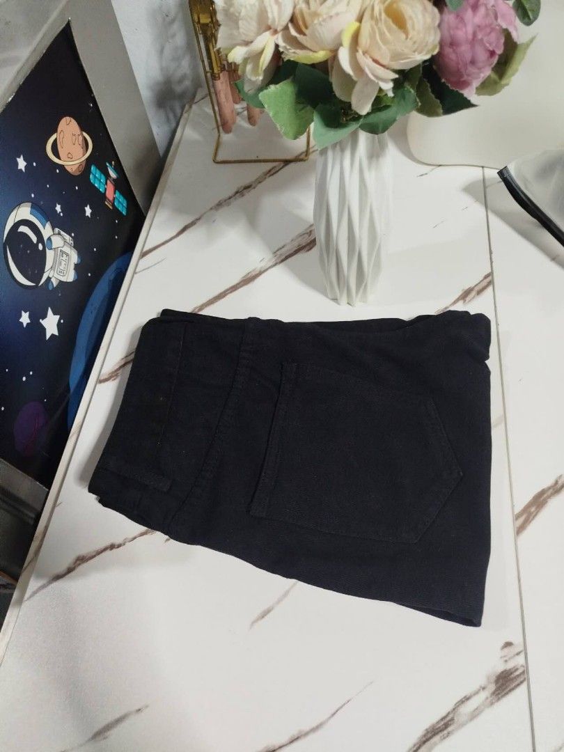 Black Wide Leg Pants (Category: Other Bottoms) located in Mandaluyong City. Submitted by allinthehood (Listing ID 1434576916, Image 3). Description: - Black wide-leg pants - Zipper and button closure - Made of sturdy fabric - Classic design - Features pockets - Suitable for various occasions.