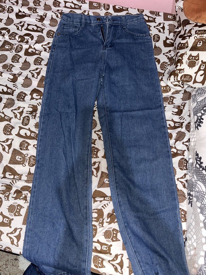 Blue Denim Wide Leg Jeans (Category: Jeans) located in Jaen. Submitted by smthrys (Listing ID 1434480598, Image 1). Description: - Wide-leg blue denim jeans - Medium wash - Button and zipper closure - Classic 5-pocket design - Solid color - Perfect for casual wear.